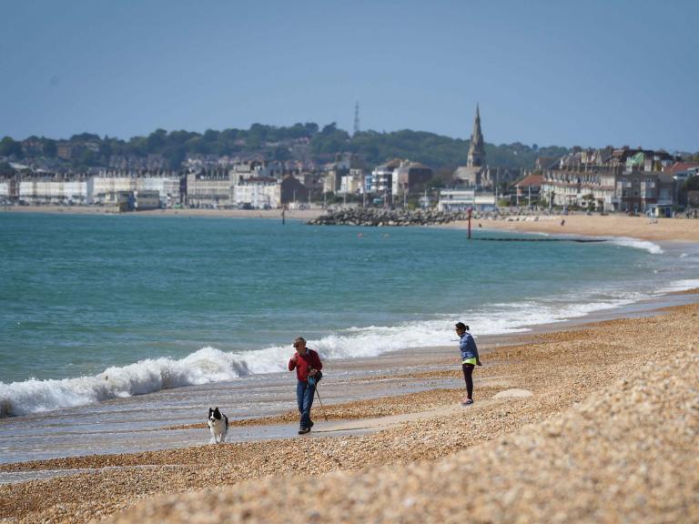 uk-weather-sunny-beach.jpg