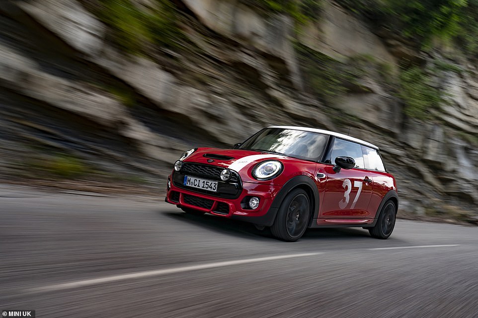 Mechanically, the Cooper S remains unchanged. That means it has a 2.0-litre, 4-cylinder, petrol engine producing 192 horsepower, mated to a manual gearbox