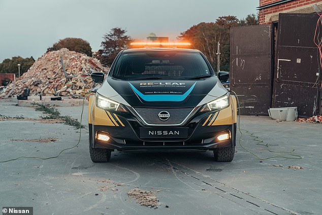 Nissan has fitted a roof-mounted LED light bar that flashes amber to alert other road users to the vehicle¿s approach